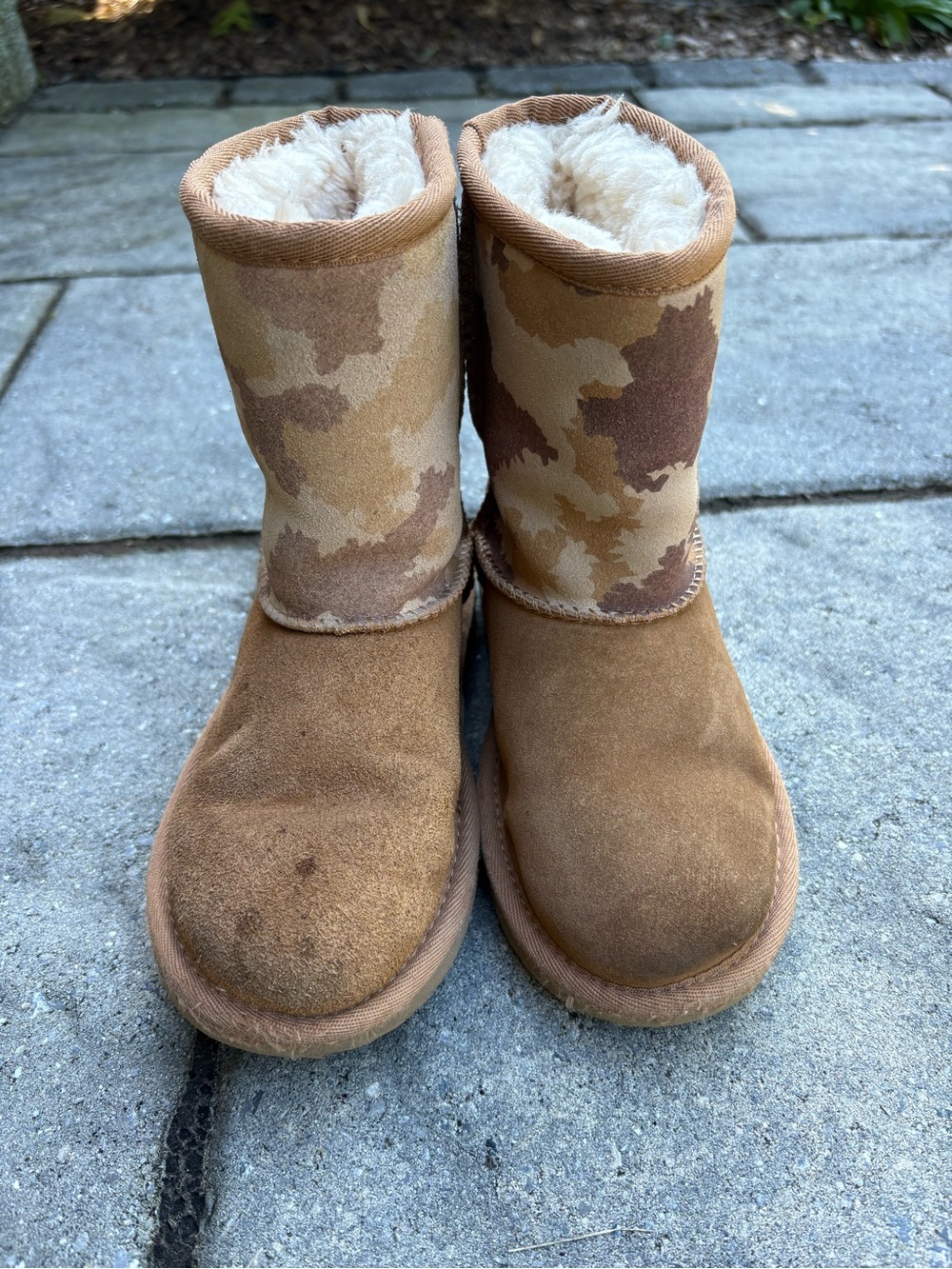 **Mismatched Pair!** Classic Short Jagged Camo UGG Kids size 13/1